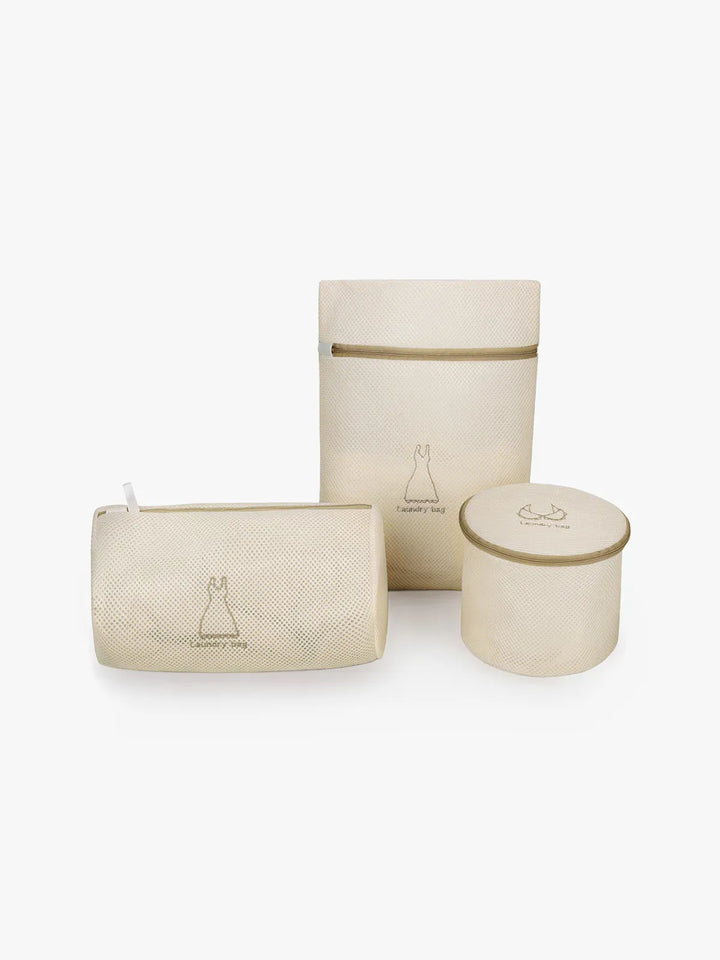 A model wearing a BRXL® Mesh Laundry Bag in Beige / S