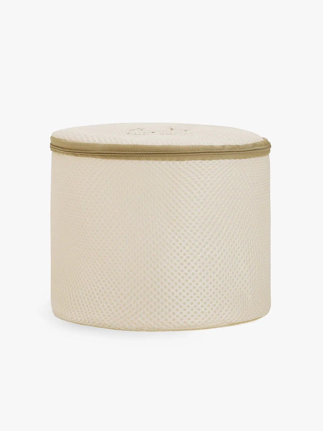 A model wearing a BRXL® Mesh Laundry Bag in Beige / S