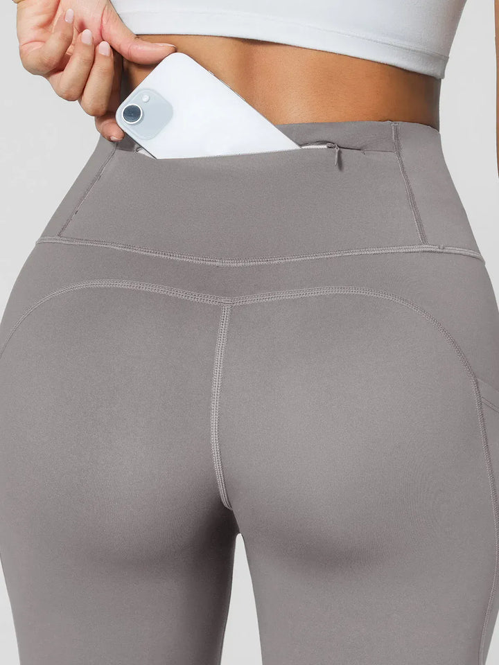 A model wearing a BRXL® High Rise Side Pockets Fleece Lined Leggings in