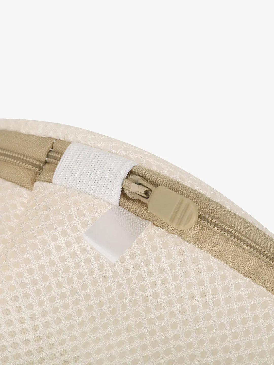 A model wearing a BRXL® Mesh Laundry Bag in Beige / S