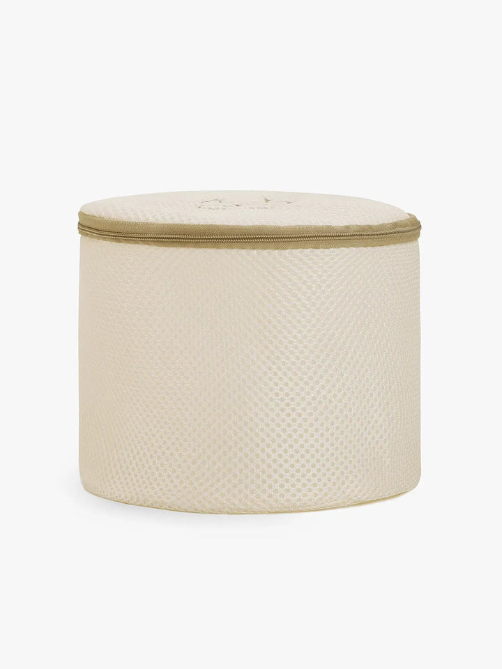 A model wearing a BRXL® Mesh Laundry Bag in Beige / S