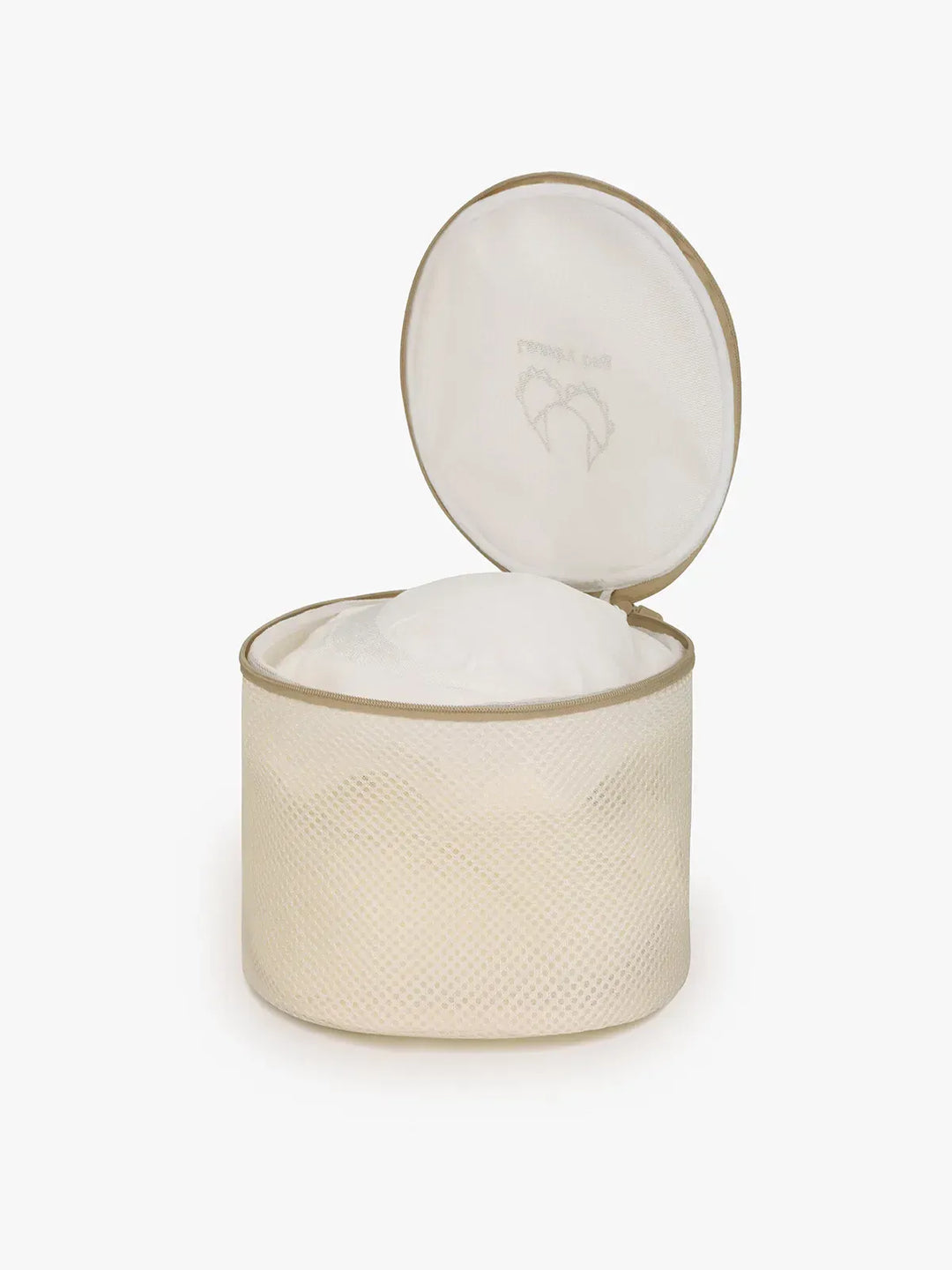 A model wearing a BRXL® Mesh Laundry Bag in Beige / S